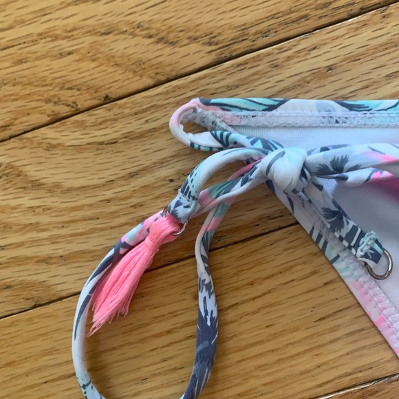 One bathing suit set and another pair of bottoms - Picture 4 of 9